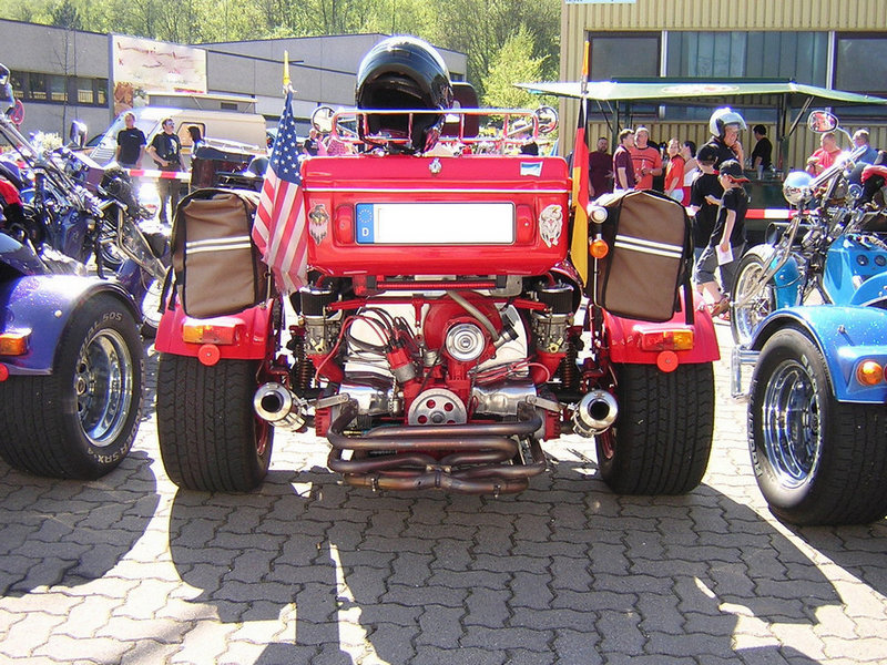 Rotes Trike von hinten